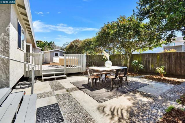 423 Casa Del Mar Dr, Half Moon Bay CA: https://media.crmls.org/mediaz/a4709dd6-4a5d-480f-b08e-6181a057c59d.jpg