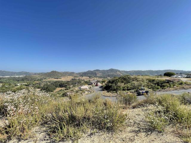 12478 Hillpoint Court, Valley Center CA: https://media.crmls.org/mediaz/a47141c7-12bb-4ab9-878b-2810af0cb599.jpg