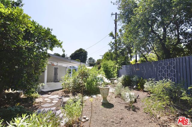 9342 Debra Avenue, North Hills CA: https://media.crmls.org/mediaz/a4718a18-97f1-42f5-a800-1d3b6ea9551e.jpg