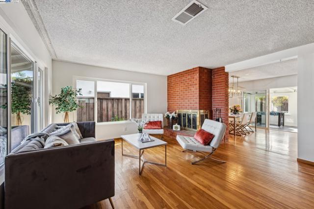 413 Grand St, Alameda CA: https://media.crmls.org/mediaz/a471db08-a2e2-4f1c-9c77-df327eb743e3.jpg