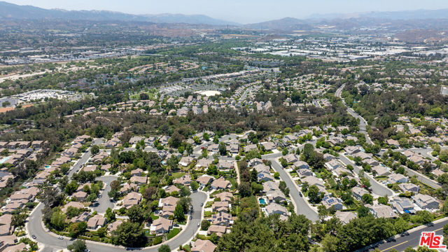 27050 Riversbridge Way, Valencia CA: https://media.crmls.org/mediaz/a471f27d-c2d6-4b54-a8ed-21c9e9741c6c.jpg