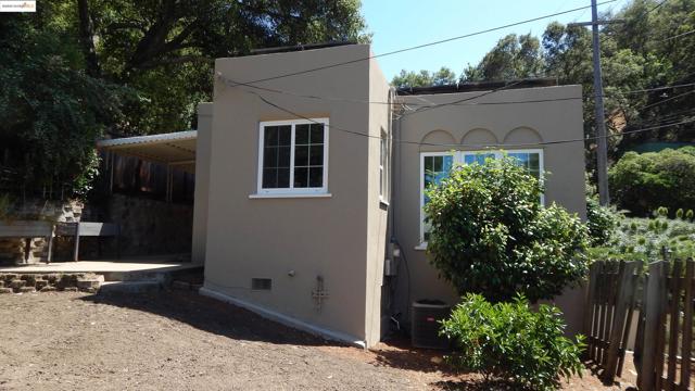 108 Green St, Martinez CA: https://media.crmls.org/mediaz/a4746884-d5cb-4534-8b22-e60efca8e02c.jpg
