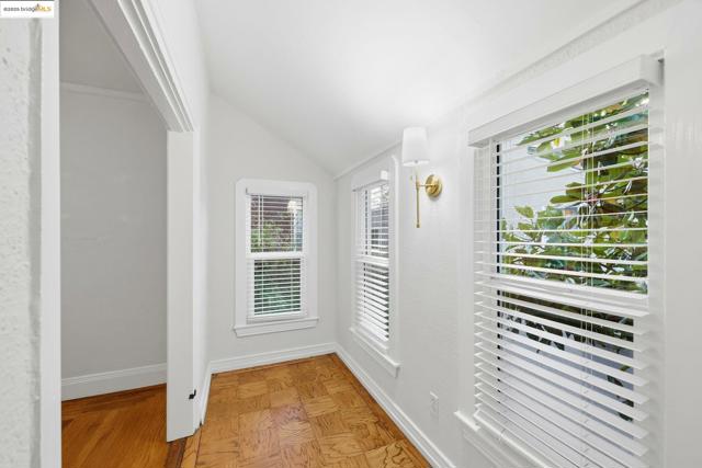 2430 27th Ave Unit D, Oakland CA: https://media.crmls.org/mediaz/a474d0be-1bcf-4352-8464-121fb544b7eb.jpg