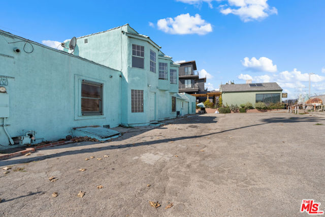 3051 N Coolidge Avenue, Los Angeles CA: https://media.crmls.org/mediaz/a47651f5-d3a9-47e3-bc84-ceb391c561d4.jpg