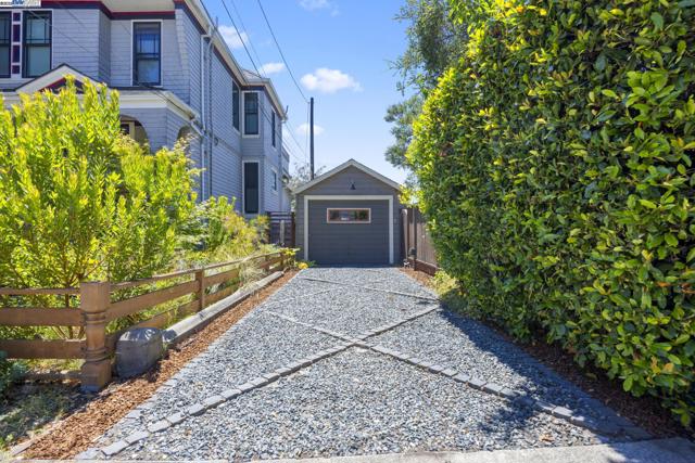898 Union St, Alameda CA: https://media.crmls.org/mediaz/a476c0e8-286e-4d11-a153-f95e6832f7e6.jpg
