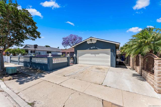 240 Ledgewood Ln, San Diego CA: https://media.crmls.org/mediaz/a476dc3f-02ad-4063-a914-e56fad762287.jpg