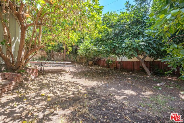 946 Hilldale Avenue, West Hollywood CA: https://media.crmls.org/mediaz/a477b955-6527-4e0d-8172-e3e1b7931736.jpg