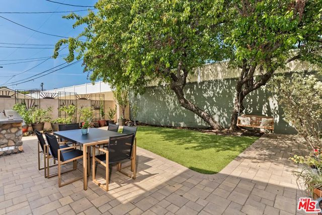 11205 Huntley Place, Culver City CA: https://media.crmls.org/mediaz/a477c378-e6b2-4f3e-b380-8e8bdf10cb32.jpg