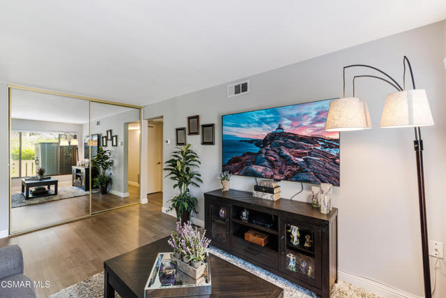 348 Chestnut Hill Court, Thousand Oaks CA: https://media.crmls.org/mediaz/a47870e5-1dd8-47ae-a0a3-ea6f750b50ce.jpg