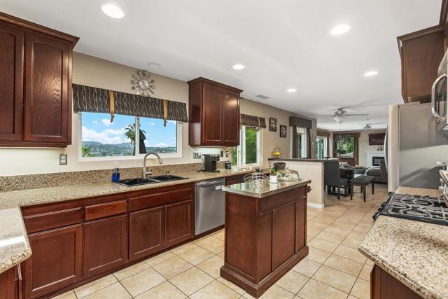 220 Journeys End, Vista CA: https://media.crmls.org/mediaz/a47a69ef-1b43-4023-8fe0-80300917762d.jpg