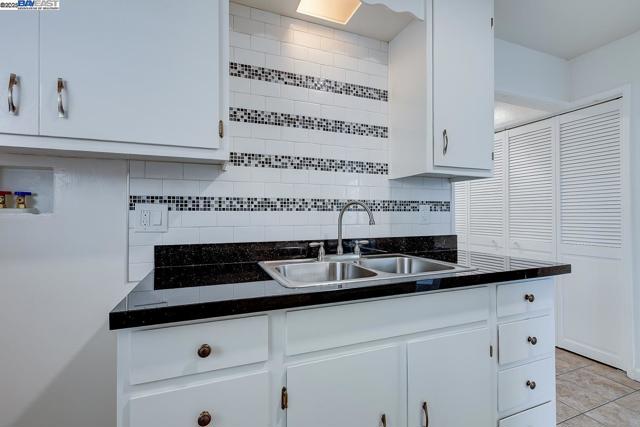 723 Apgar St, Oakland CA: https://media.crmls.org/mediaz/a47a7116-5c9e-4d03-af68-51bea58c9351.jpg