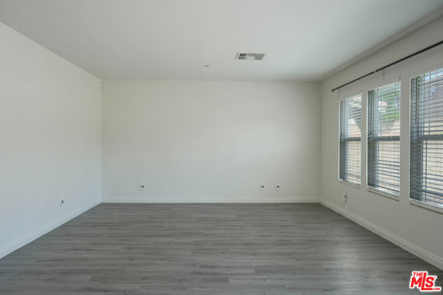 2732 Hemlock Road, Palmdale CA: https://media.crmls.org/mediaz/a47b9ef9-1960-45ee-aac9-d6940a0b18a5.jpg