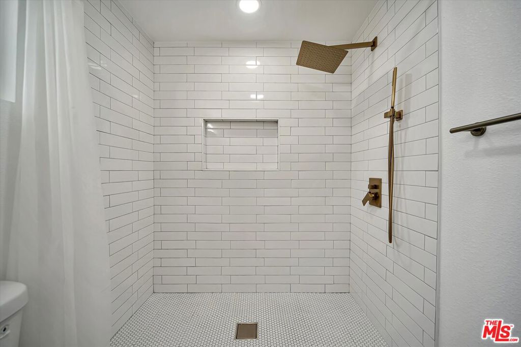 https://media.crmls.org/mediaz/a47ba2cf-36c4-48ee-90ba-a5879e3d9975.jpg?preset=X-Large
