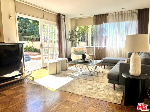 11502 Dona Teresa Drive, Studio City CA: https://media.crmls.org/mediaz/a47bd3c1-f0d3-4005-9e40-6170f3a55680.jpg