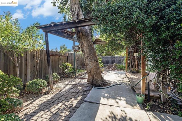 1916 Gamay DR, Oakley CA: https://media.crmls.org/mediaz/a47df4d5-33cc-4209-bdfe-7dce2bb1b06b.jpg