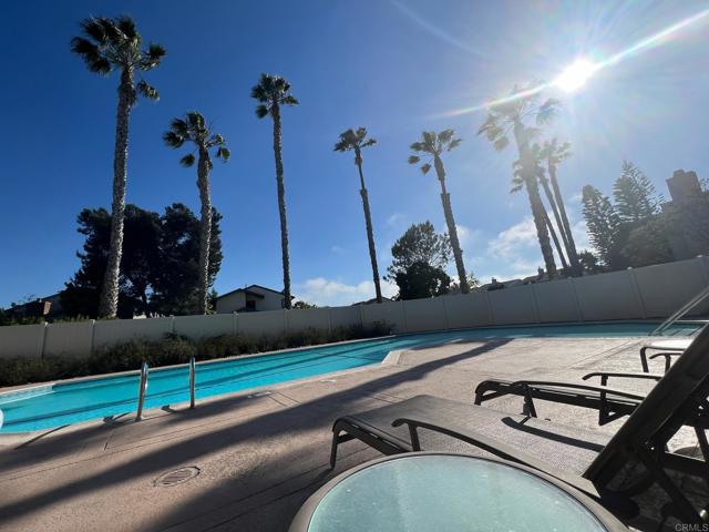 Detail Gallery Image 8 of 11 For 3252 via Marin #9,  La Jolla,  CA 92037 - 2 Beds | 2/1 Baths