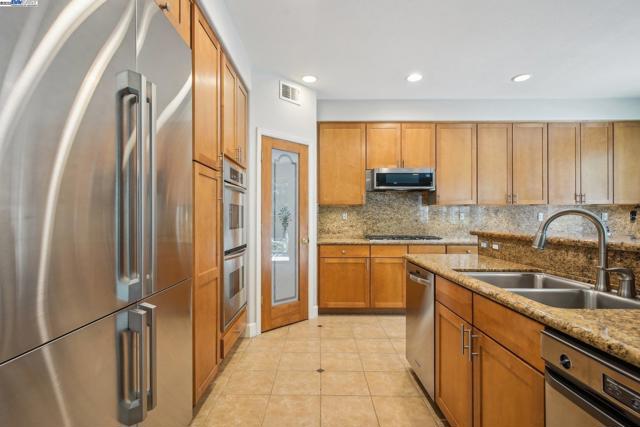 320 Oaks Bridge Pl, Pleasanton CA: https://media.crmls.org/mediaz/a47e357e-63b0-4ca3-ae03-f605df6272af.jpg