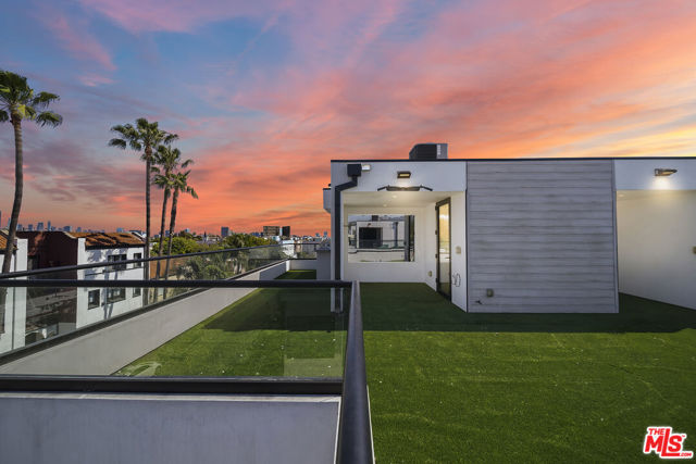 733 N Gramercy Place, Los Angeles CA: https://media.crmls.org/mediaz/a47f6a5f-7424-4fc0-922b-b1a71382571f.jpg