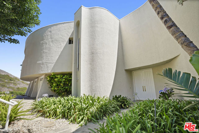 32215 Pacific Coast Highway, Malibu CA: https://media.crmls.org/mediaz/a47f6cbc-c343-4f8e-bce9-2edc037772bf.jpg