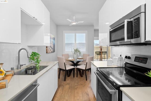 197 Lakeshore Ct, Richmond CA: https://media.crmls.org/mediaz/a4815d93-75a5-4de8-a7ce-d2f7e11ac215.jpg