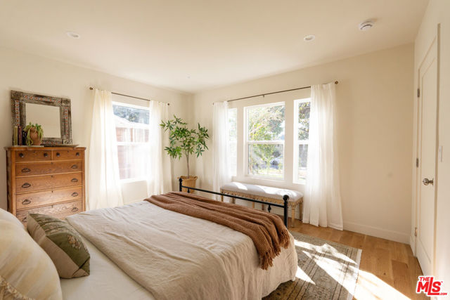 5200 S St Andrews Place, Los Angeles CA: https://media.crmls.org/mediaz/a4820900-a9db-4196-bd60-e762f4f04a05.jpg