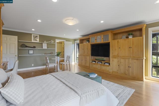 25 Watchwood Ct, Orinda CA: https://media.crmls.org/mediaz/a4826001-9815-43c0-97f6-abc9af9fbbb3.jpg