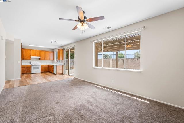 1970 Knollcrest Ln, Tracy CA: https://media.crmls.org/mediaz/a48291a8-a5ca-43ba-bb7a-f82c205e856d.jpg