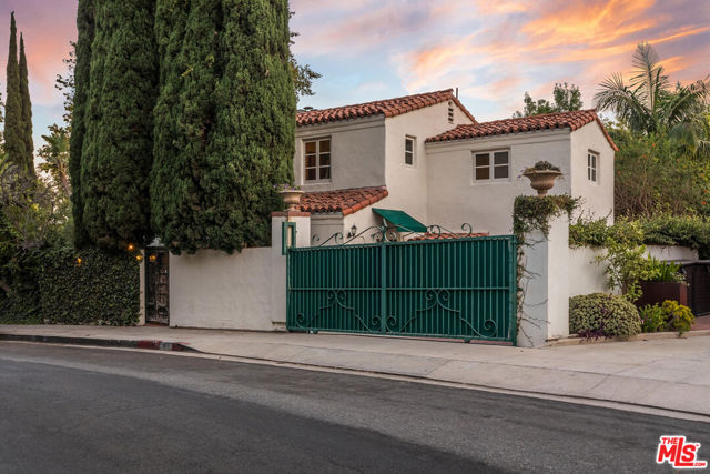 1811 Courtney Avenue, Los Angeles CA: https://media.crmls.org/mediaz/a482d5db-aa20-4773-b646-69c620508f9d.jpg