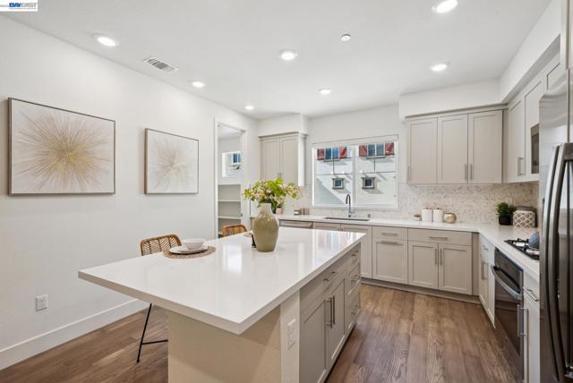 57109 Via Vicenza, San Ramon CA: https://media.crmls.org/mediaz/a483b216-dd79-4ef1-98dd-c5f3c56220e7.jpg