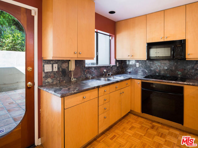 3023 BERKELEY Avenue, Los Angeles CA: https://media.crmls.org/mediaz/a48419f7-d4dd-4095-a984-0000324fcf44.jpg