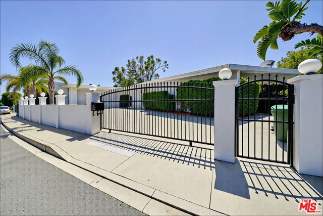 1641 Tower Grove Drive, Beverly Hills CA: https://media.crmls.org/mediaz/a4842cc6-5b50-424e-a8de-f3f6b6e2d2c3.jpg