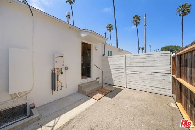 701 Oxford Avenue, Marina del Rey CA: https://media.crmls.org/mediaz/a484466b-9919-426f-9e0e-f6f78330e73e.jpg