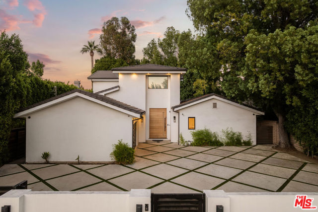 5062 Woodley Avenue, Encino CA: https://media.crmls.org/mediaz/a4849ee7-bf31-46c7-a595-17eeda3bef2b.jpg