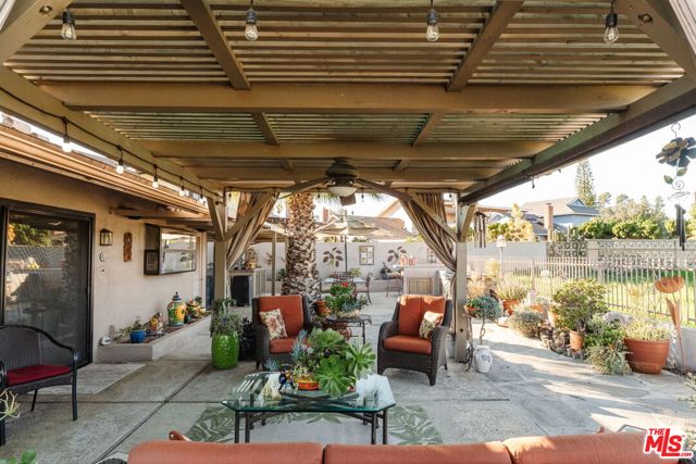 4837 Round Top Drive, Los Angeles CA: https://media.crmls.org/mediaz/a485057e-bdd7-45c3-a173-c4dc500c31ab.jpg