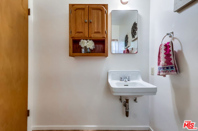 7951 Glenties Lane, Sunland CA: https://media.crmls.org/mediaz/a4860a10-a655-49cb-a071-2ea9d3c41dad.jpg