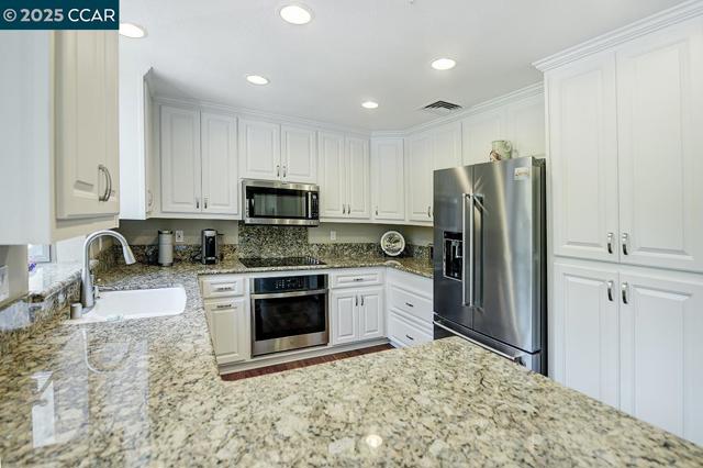 5910 Horsemans Canyon Dr, Walnut Creek CA: https://media.crmls.org/mediaz/a4862406-5199-47d4-8598-33bdef5d7add.jpg