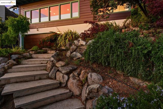 1069 Miller Ave, Berkeley CA: https://media.crmls.org/mediaz/a486a40a-9abd-46ac-bcda-9677d5291ba6.jpg