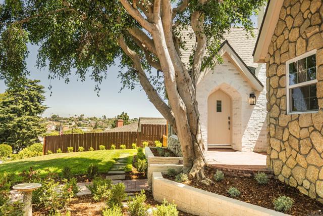 Detail Gallery Image 8 of 64 For 3951 Atascadero Dr, San Diego,  CA 92107 - 4 Beds | 3 Baths