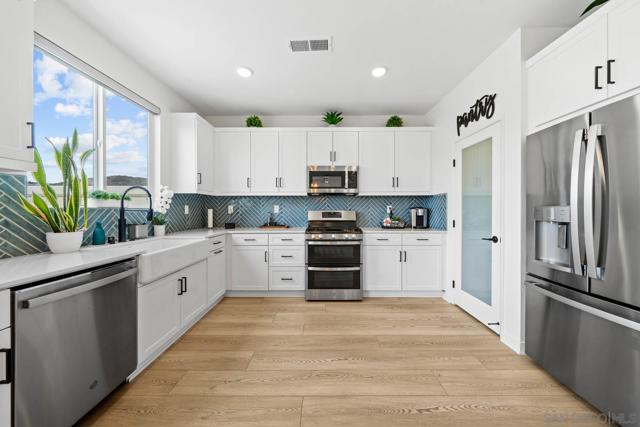 35052 Hacienda Heights, Fallbrook CA: https://media.crmls.org/mediaz/a4873675-7a07-4b55-ac0e-3197d2179405.jpg