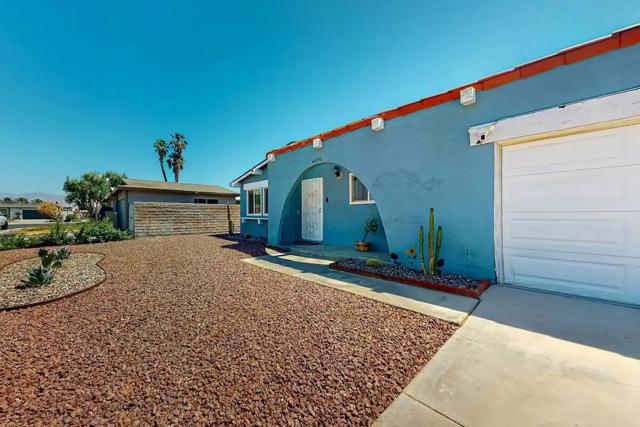 44590 Roundtable Street, Indio CA: https://media.crmls.org/mediaz/a48762f6-0716-4bb7-b768-c2f64b112da3.jpg