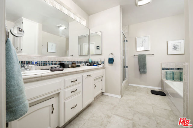 7200 Clifftop Way, Bakersfield CA: https://media.crmls.org/mediaz/a4881b2e-54e4-4642-a593-51683df0e625.jpg
