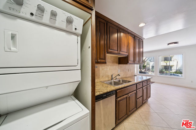 133 N Swall Drive, Beverly Hills CA: https://media.crmls.org/mediaz/a489334b-6f0d-4548-b7da-067fb3f6bb3b.jpg