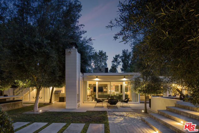 16745 Bosque Drive, Encino CA: https://media.crmls.org/mediaz/a48a59dc-3d6d-4cdc-9450-c6754c43cb0f.jpg