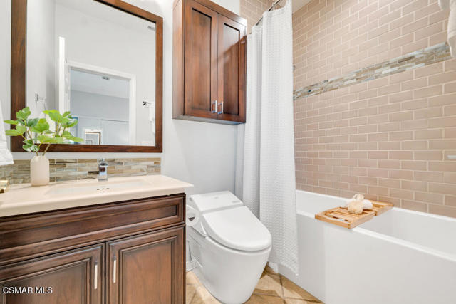 5715 Calais Court, Calabasas CA: https://media.crmls.org/mediaz/a48b14a6-7357-4887-96ff-b7e626c4e8e6.jpg