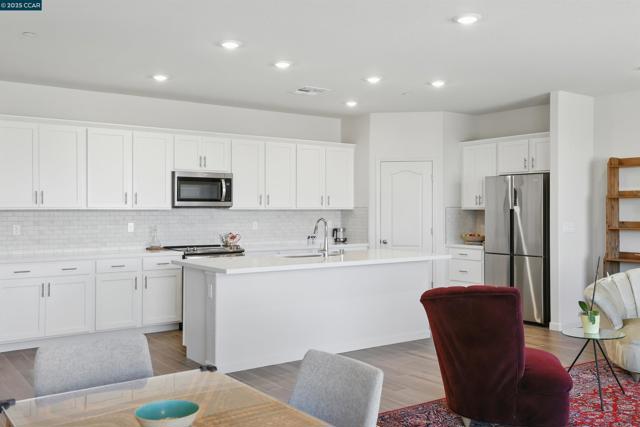 4105 Markovich Ct, Richmond CA: https://media.crmls.org/mediaz/a48b7d32-5ca6-44d2-9e11-cc0a2478d807.jpg