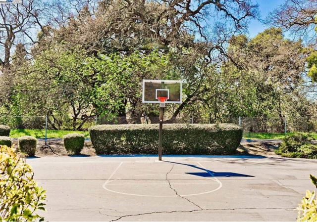 326 Fontaine Dr, Danville CA: https://media.crmls.org/mediaz/a48c15b1-d52a-4f57-9798-e835c4ad9e49.jpg