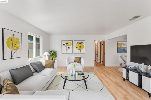1908 New Jersey St, Fairfield CA: https://media.crmls.org/mediaz/a48c2528-64ea-4d2b-8f8b-35e5cb43449f.jpg
