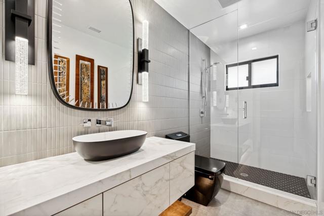 5560 Moonlight Lane, La Jolla CA: https://media.crmls.org/mediaz/a48e0fa8-9245-447c-9774-5c3e23af2c80.jpg