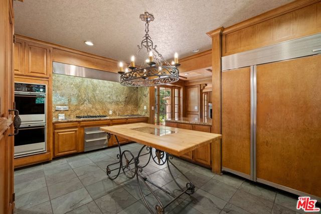 1029 Chevy Chase Drive, Beverly Hills CA: https://media.crmls.org/mediaz/a48eb2fb-a929-4966-a32a-1da96cbceaef.jpg