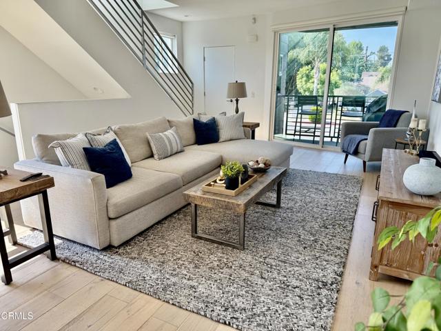 11594 Riverside Drive, Valley Village CA: https://media.crmls.org/mediaz/a4906453-5ab9-4d15-a130-544505dad67f.jpg